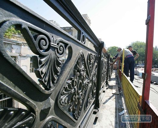 Аутентичная чугунная решетка возвращается на мост Коцебу в Одессе (фото)