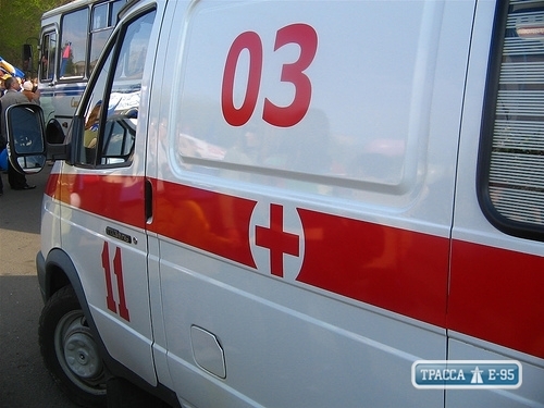 BMW врезался в дерево под Одессой: пострадавших из авто освобождали спасатели
