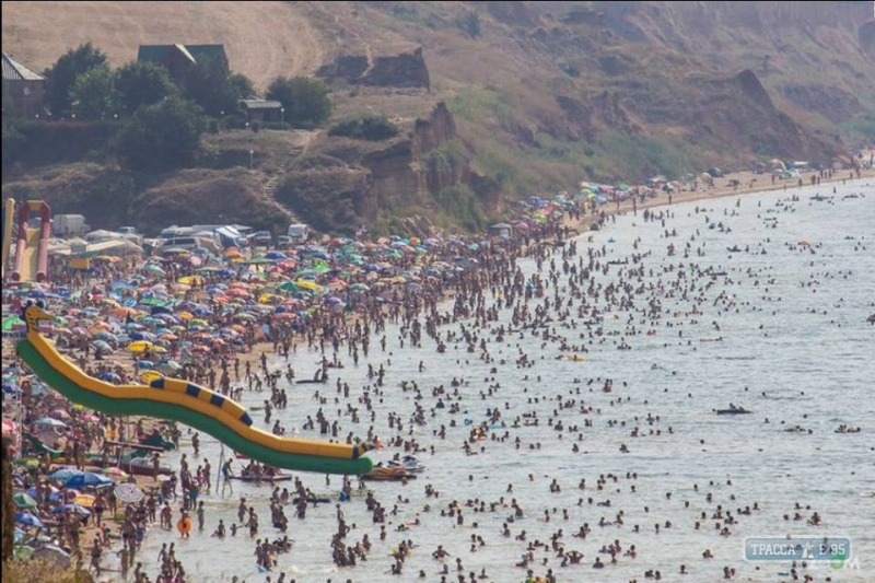 Как в Китае: пляж в Южном шокировал невероятным количеством отдыхающих (фото)