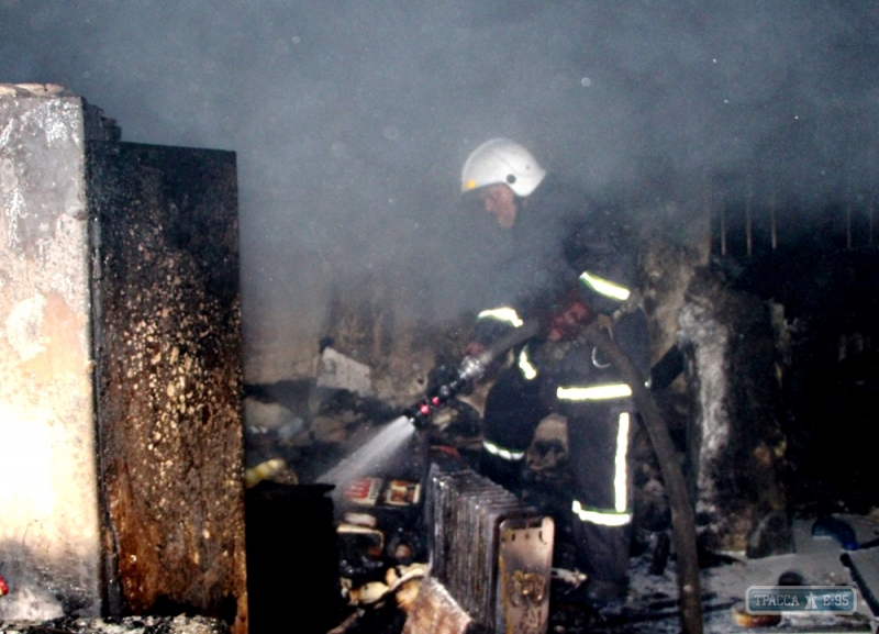 Одесские спасатели ночью потушили масштабный пожар: горела свалка и склад