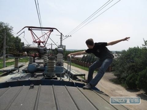 В Одессе скончался подросток, пытавшийся сделать селфи на крыше электрички