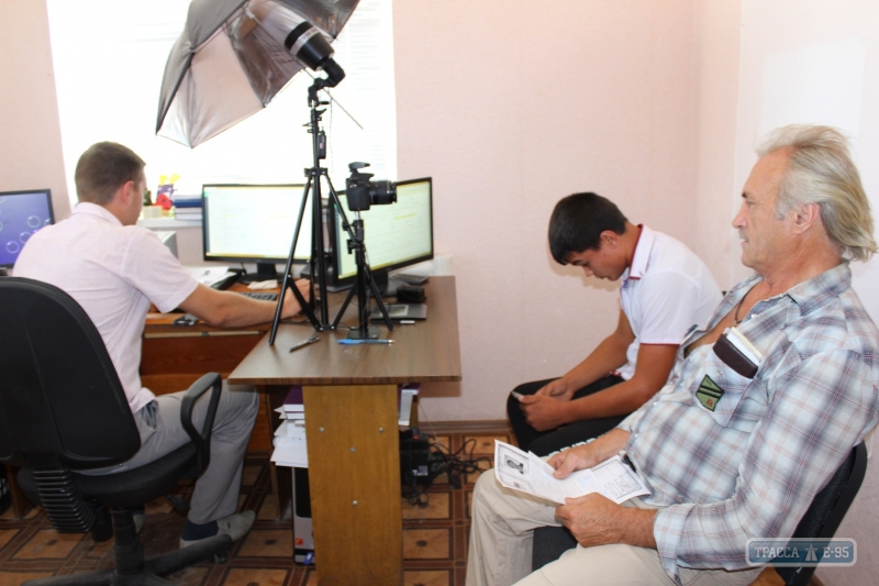 Жители севера Одесщины по полтора месяца ждут «быстрых» биометрических паспортов