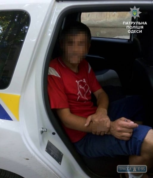 Одесские патрульные задержали грабителя, который ломился в чужую квартиру (фото)