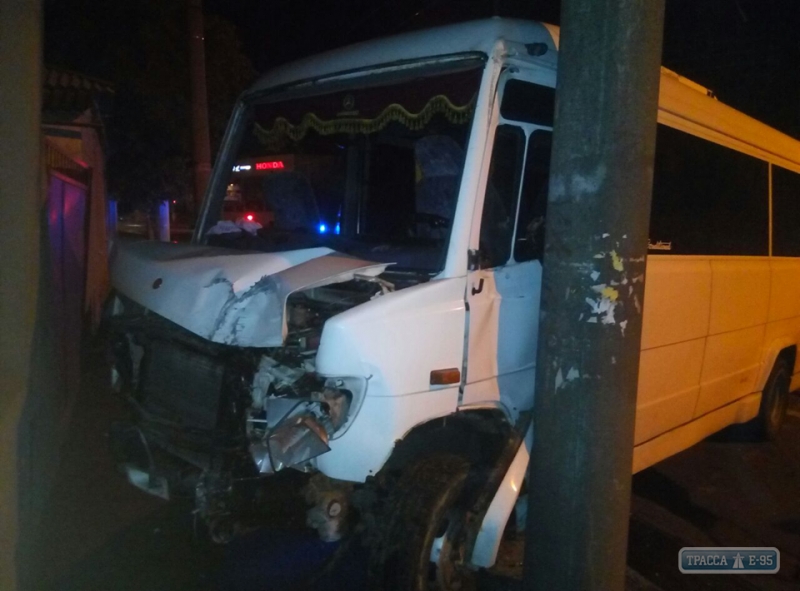 Микроавтобус врезался в столб в Одессе: два человека в больнице (фото)