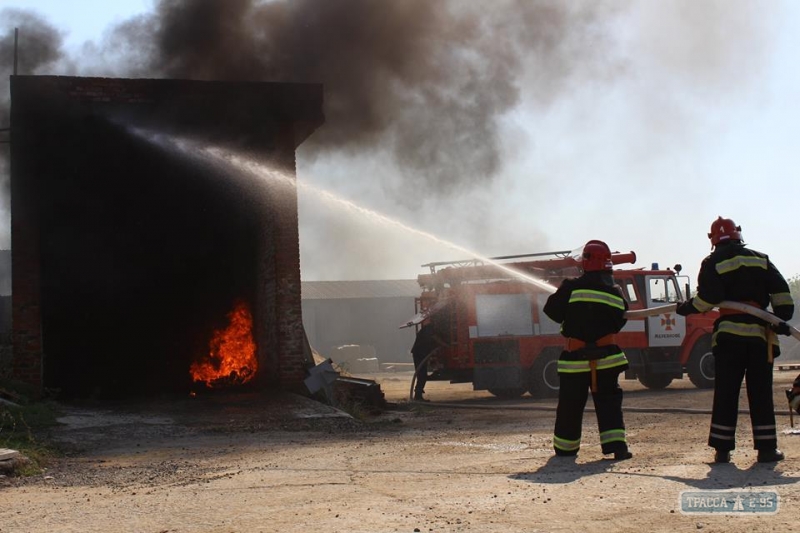 Спасатели в Ананьевском районе учились тушить пожар на элеваторах