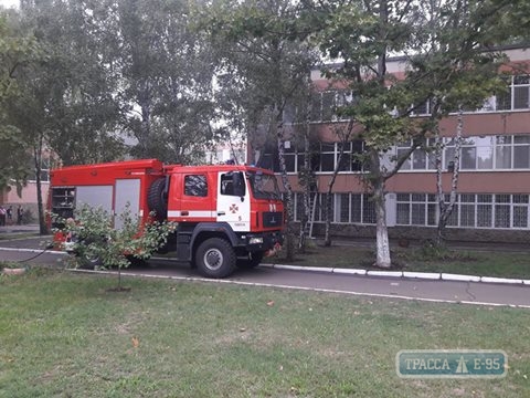 Спасатели потушили пожар в школе на поселке Котовского