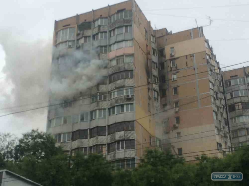 Спасатели эвакуировали 120 человек из горящей высотки в Одессе (фото)