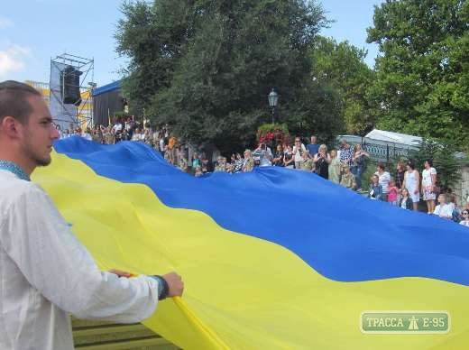Одесситы развернули огромный флаг Украины на Потемкинской лестнице (фото)