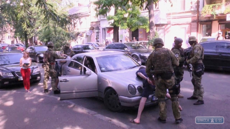 В Одессе задержали иностранца, который намеренно устроил ДТП и вымогал деньги у водителя (фото)