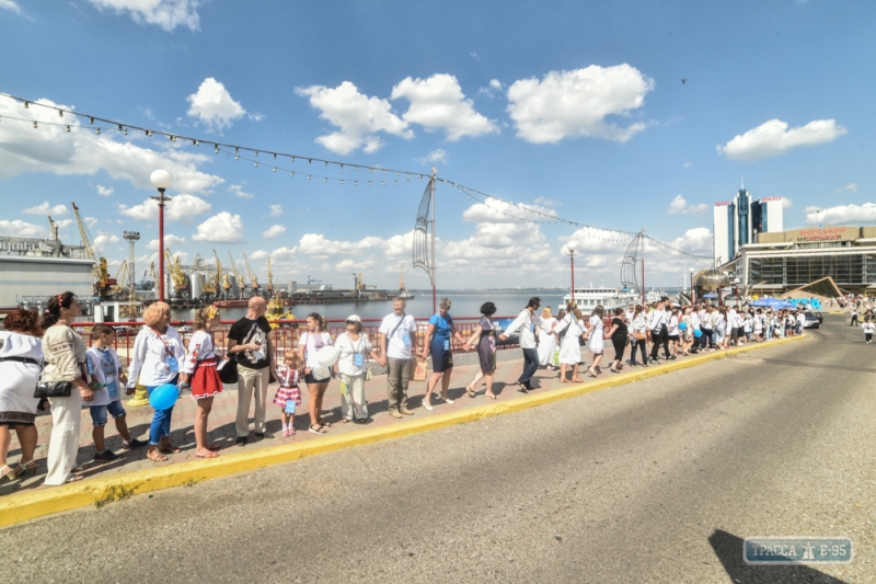 Тысячи людей в вышиванках создали живую цепь в центре Одессы (фото)