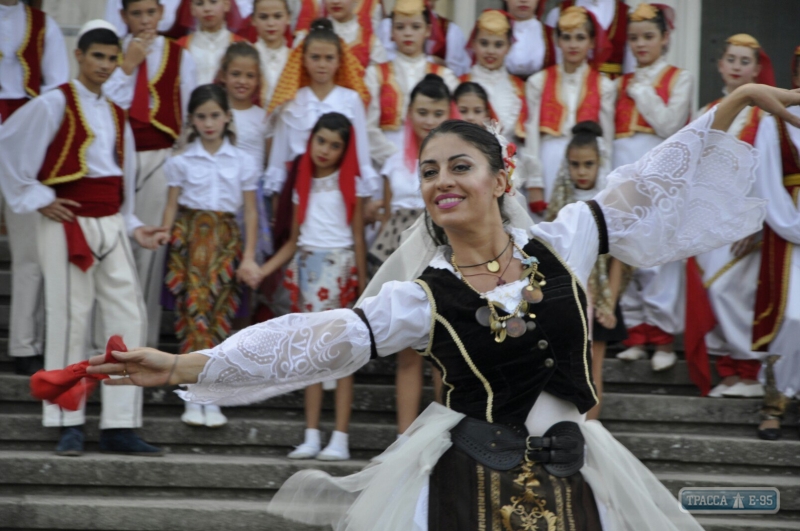 В селе на юге Одесской области прошел флешмоб с албанскими танцами (фото)
