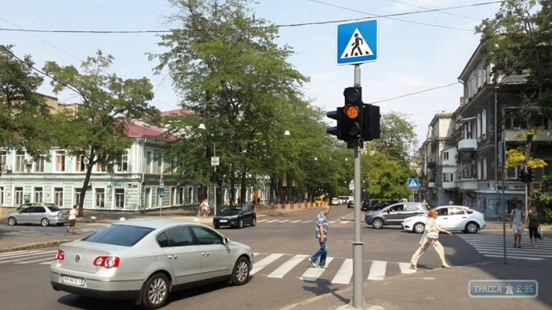 Коммунальщики установили светофор на опасном перекрестке возле лицея в центре Одессы