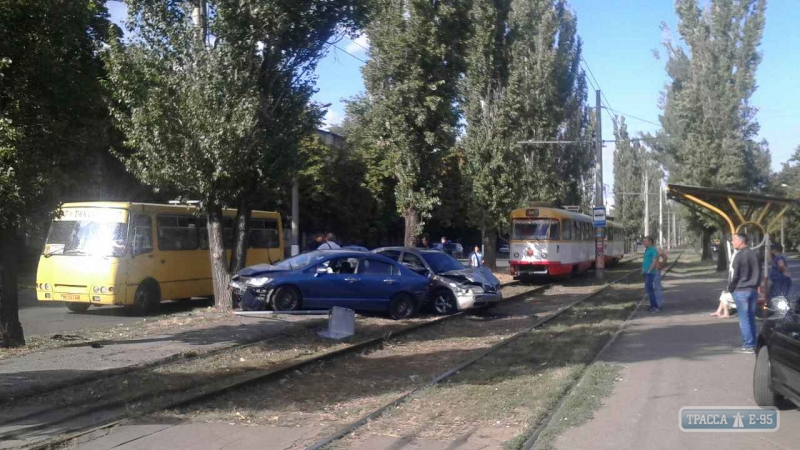 Две столкнувшиеся иномарки снесли столб и заблокировали движение трамваев в Одессе (фото)