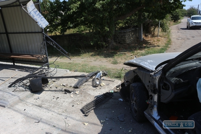 Водитель из Беларуси уснул за рулем и врезался в остановку, два человека травмированы (фото)