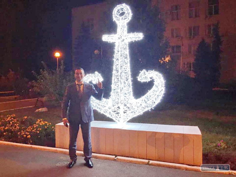 В Одессе установили светящуюся скульптуру якоря-сердца