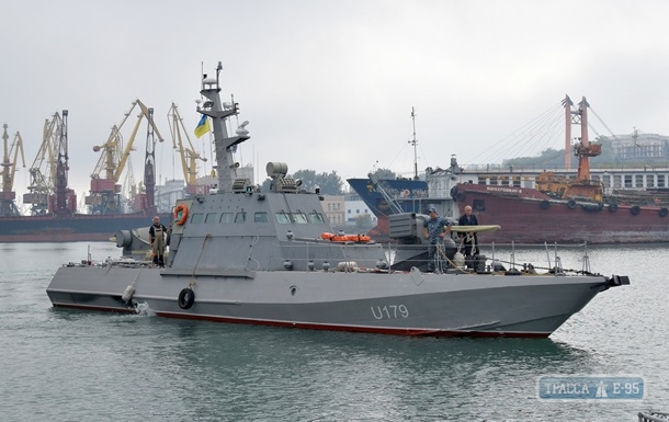 Два новопостроенных бронированных катера ВМС прибыли в Одессу (фото)