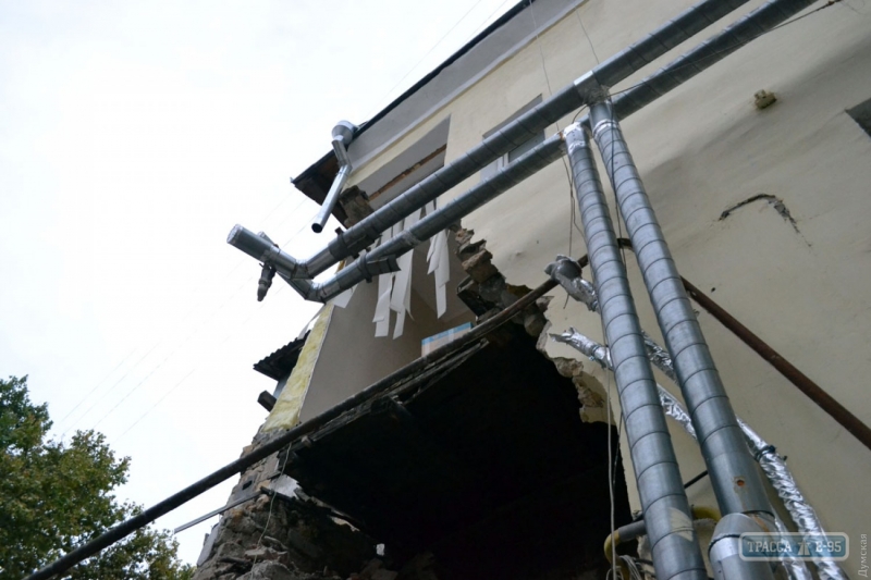 В центре Одессы обвалилась стена дома, в котором находится департамент финансов мэрии 