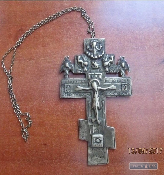 Пограничники нашли старинный крест, который пытался перевезти через границу гражданин Молдовы