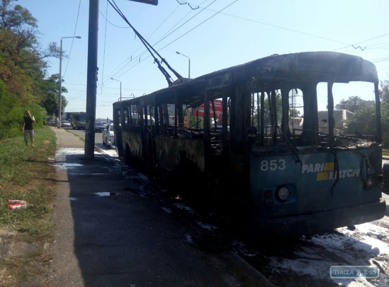 Троллейбус загорелся во время движения в Одессе (фото)