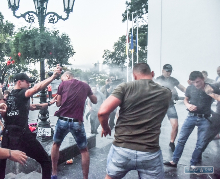 Во время митинга под горсоветом в Одессе произошли потасовки (фото)