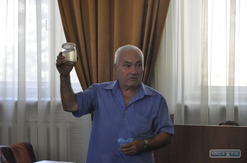 Житель Болграда принес на сессию горсовета банку с грязной водой, которая течет из-под крана