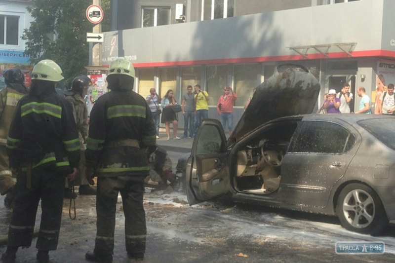 Автомобиль загорелся посреди дороги на Фонтане в Одессе (фото)