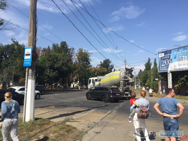 Цементовоз заблокировал движение на Фонтане в Одессе (фото)