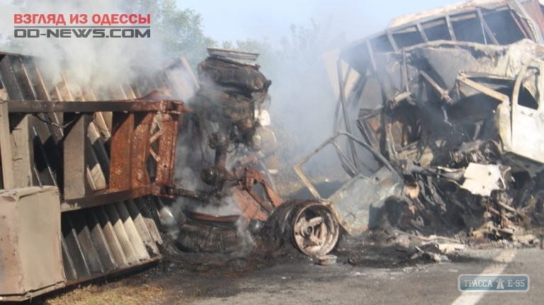 ДТП на трассе Киев-Одесса: грузовики сгорели дотла