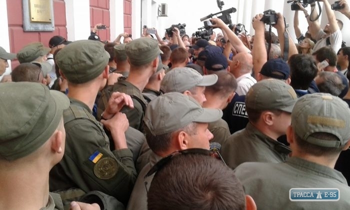 Возле мэрии Одессы активисты подрались с силовиками и пытались прорваться в здание