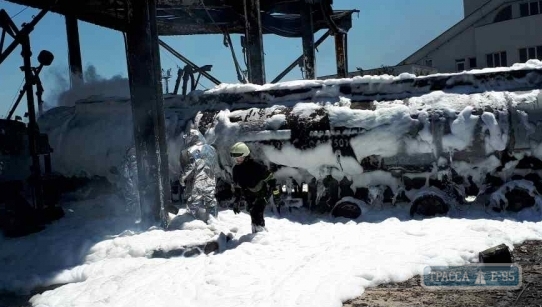Бензовоз сгорел на заправке в Одесской области. Водитель в реанимации (фото)