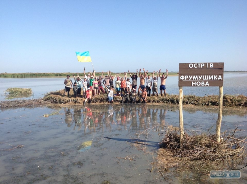 Волонтеры и сотрудники нацпарка в Одесской области построили искусственный остров (фото)