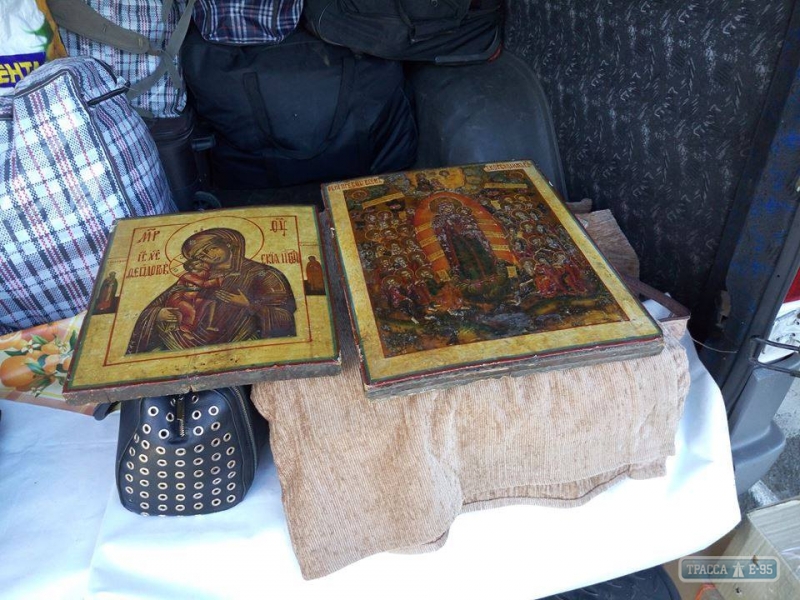 Одесские таможенники не дали гражданке РФ тайком перевезти старообрядческие иконы