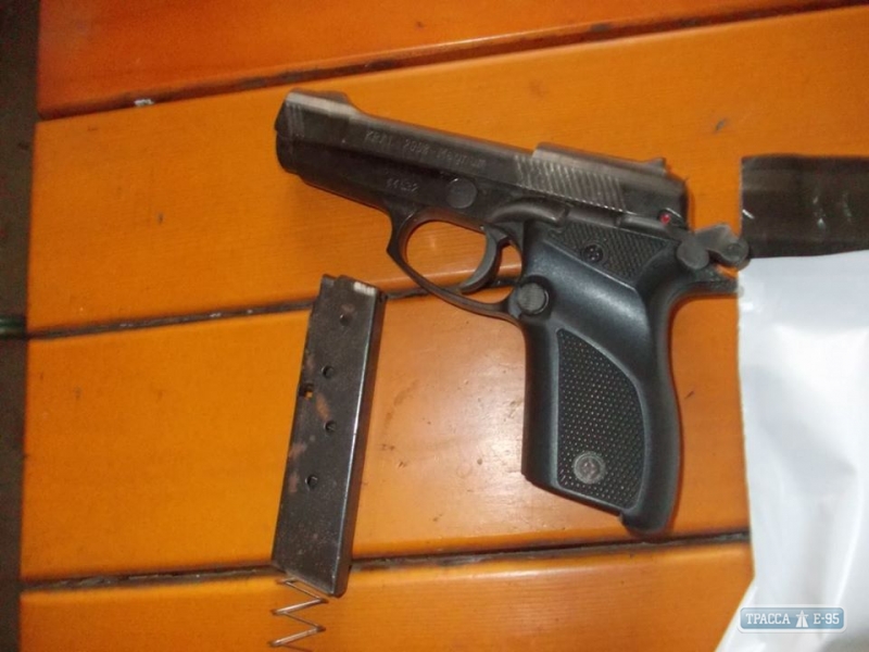 Полиция нашла у жителя юга Одесщины арсенал оружия и наркотики (фото)