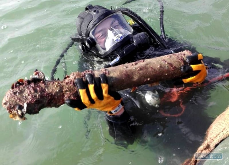 Водолазы-саперы поднимают боеприпасы с затонувшего немецкого судна вблизи курорта в Одесской области