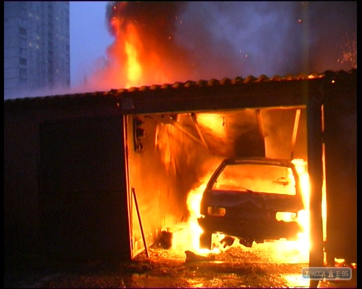 Водитель автомобиля погиб во время пожара в гараже в городе Южный 