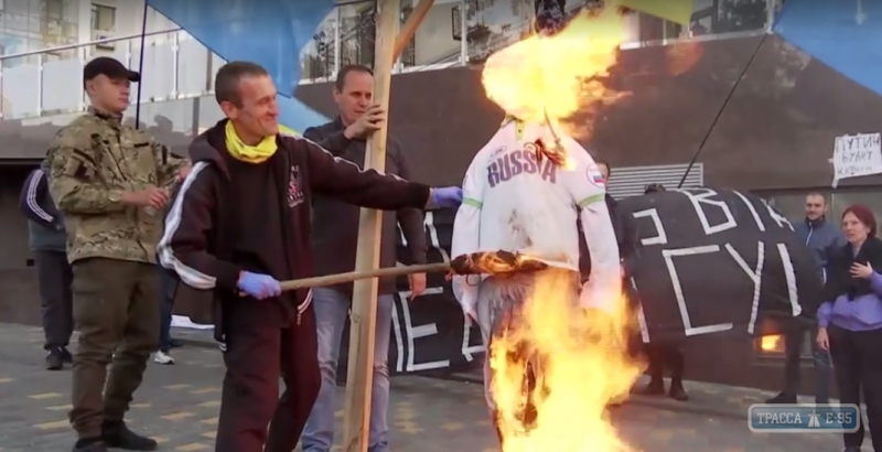 Под стенами российского консульства в Одессе сожгли чучело Владимира Путина
