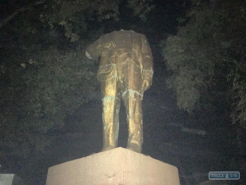 Националисты обезглавили памятник Ленину на юге Одесщины