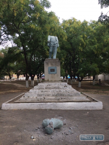 Власти села на юге Одесщины не знают, что делать с обезглавленным памятником Ленину
