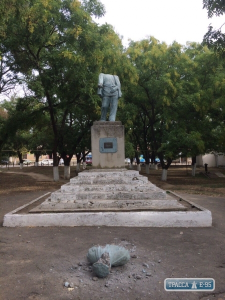 Власти села Кубей на юге Одесщины все-таки демонтировали последние советские памятники