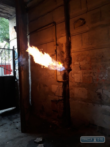 Газовая труба загорелась в доме Жаботинского в Одессе: здание едва не взорвалось