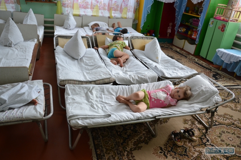 Шокирующие условия в детсаду на юге Одесщины: прогнивший пол, падающие люстры и один унитаз на всех