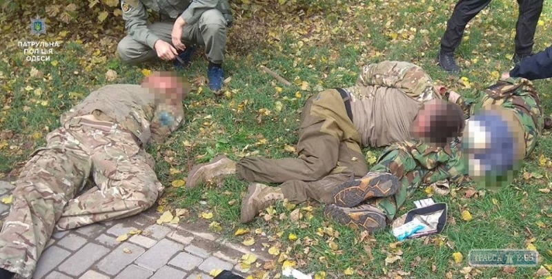 Пьяные экс-бойцы АТО, вооруженные пистолетом и ножами, устроили дебош в парке Шевченко