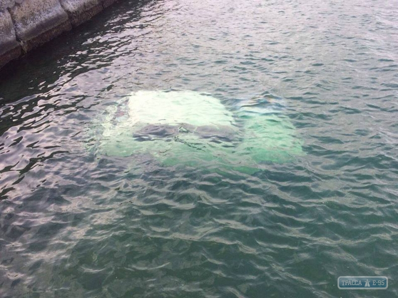 На пляже в Одессе обнаружили затонувший автомобиль с человеком внутри (фото)