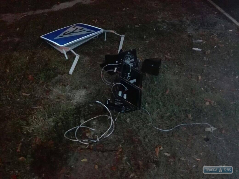 Автомобилист в Измаиле снес столб линии электропередач вместе с новым светофором и сбежал (фото)