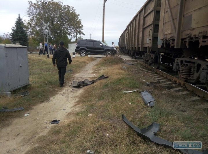 Внедорожник протаранил поезд на юге Одесщины (фото)