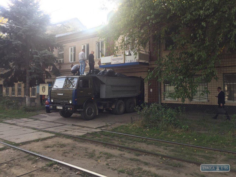 Целый грузовик наркотиков доставили в отдел полиции в Одессе