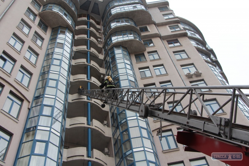Спасателям Одессы мешают тушить пожары в высотках припаркованные автомобили