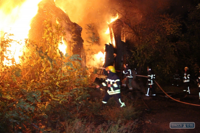 Спасатели более трех часов тушили масштабный пожар в одесском санатории