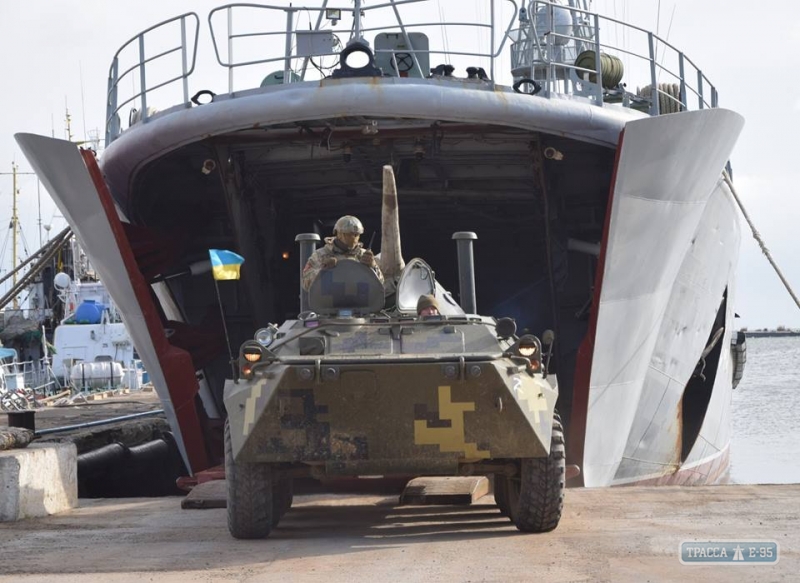 Учения будущих офицеров морской пехоты проходят на десантном корабле в Одессе (фото)