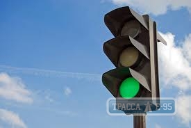 Дорожные работники установили новый светофор в Одессе